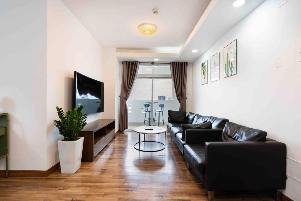 The 1st District, Spacious Apartment/next Bui Vien *