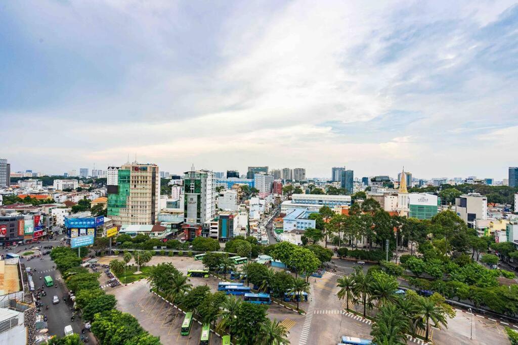 The 1st District, Spacious Apartment/next Bui Vien * TP. Hồ Chí Minh