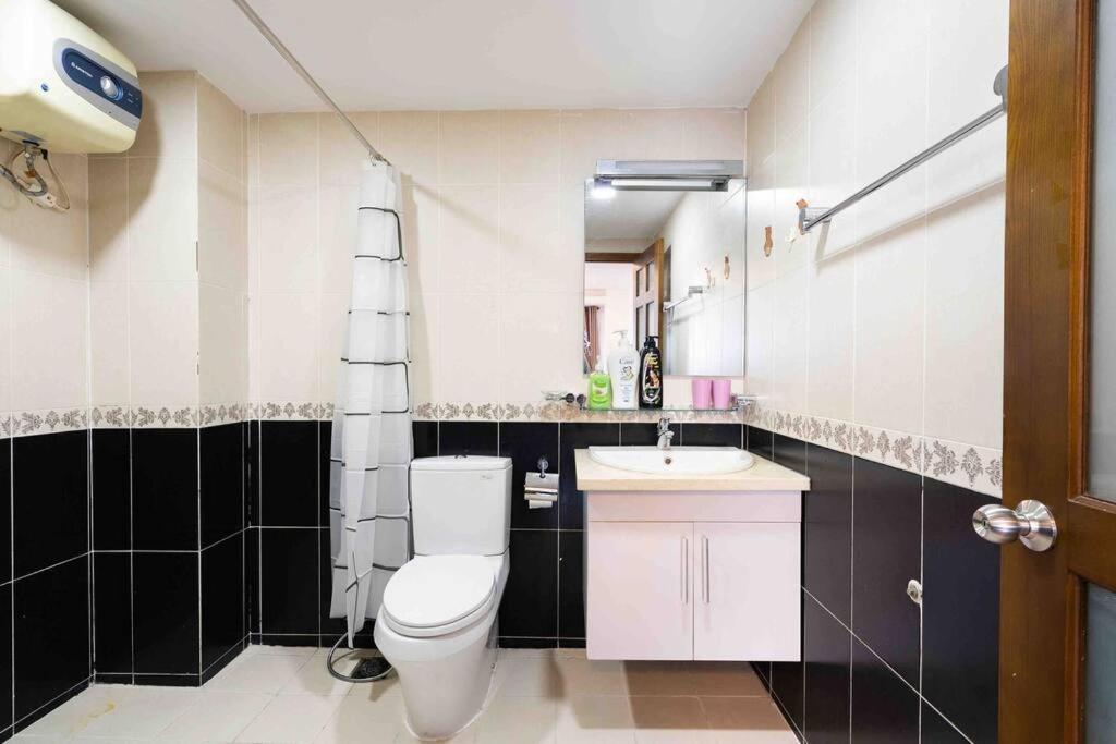 The 1st District, Spacious Apartment/next Bui Vien * TP. Hồ Chí Minh