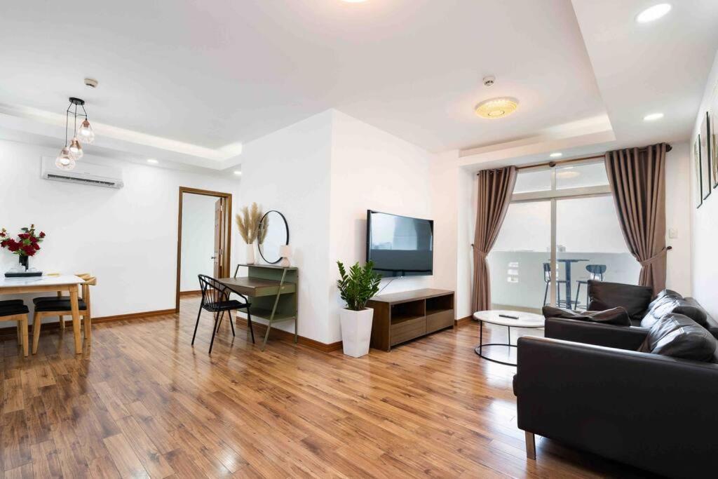 The 1st District, Spacious Apartment/next Bui Vien Căn hộ *